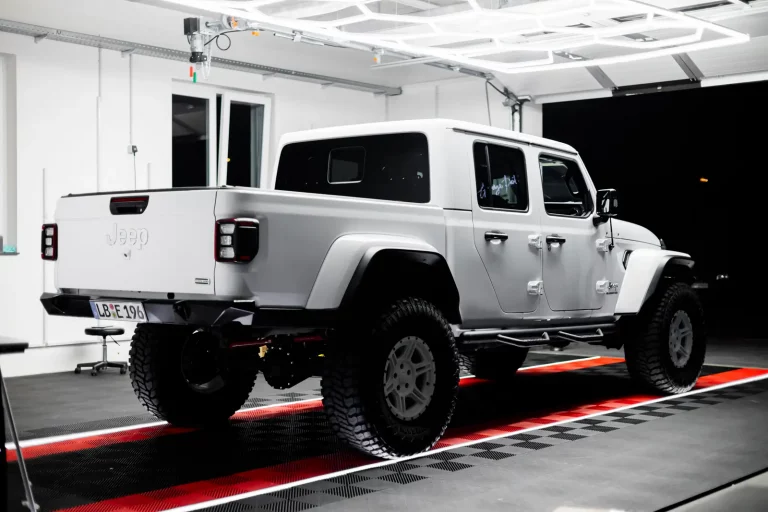 Glänzender Jeep nach professioneller Leasingrückläufer Aufbereitung