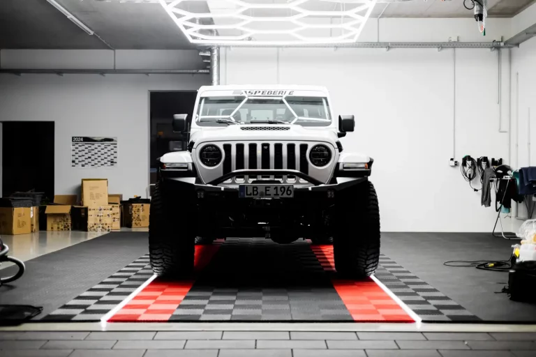 Strahlender Jeep nach Autoaufbereitung durch unsere verschiedenen Leistungen bei Fahrzeugpflege Faude in Stuttgart.