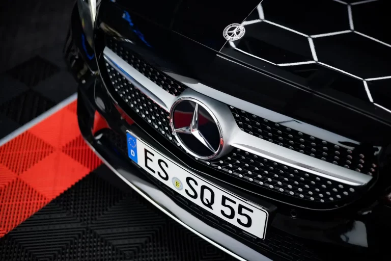 Glänzender Mercedes Benz nach der professionellen Keramikversiegelung bei Fahrzeugpflege Faude in Stuttgart.