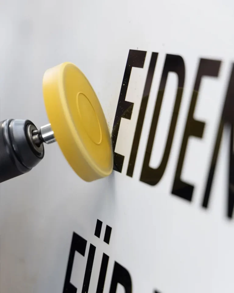 Professionelle Folienentfernung bei Fahrzeugpflege Faude in Stuttgart