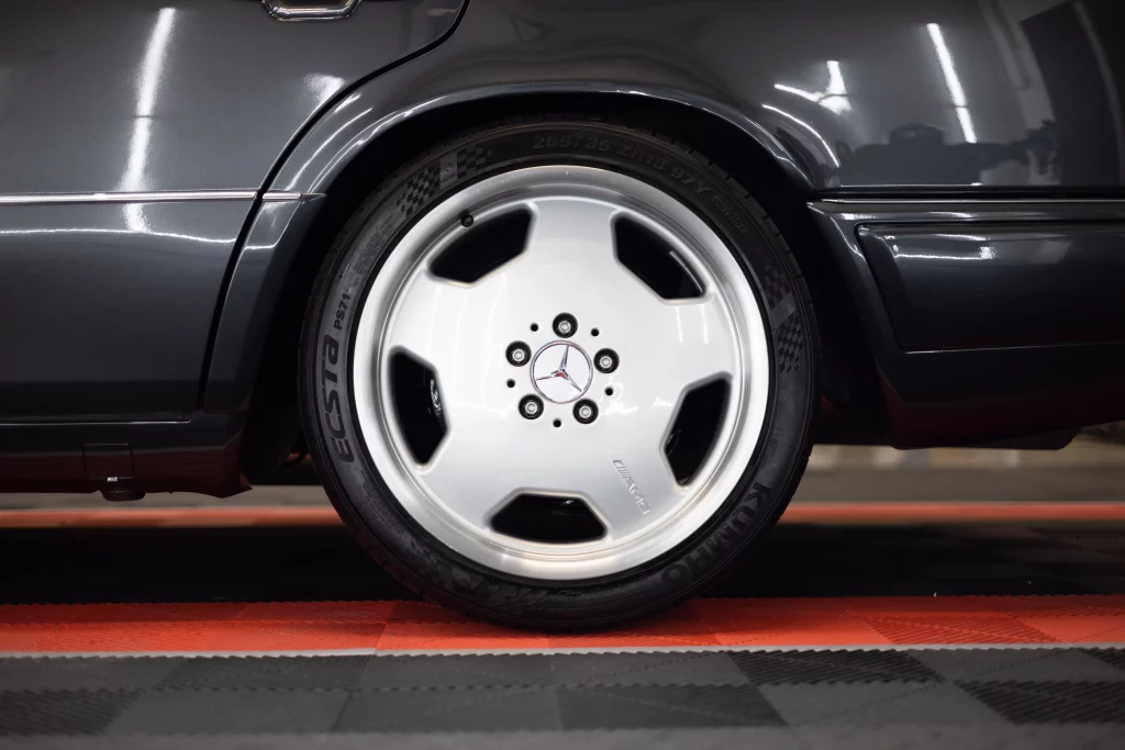 Reparierte Felgen eines Mercedes W124 bei Fahrzeugpflege Faude in Stuttgart