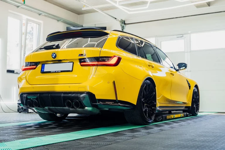 Glänzender BMW nach Folienentfernung und professionelle Aufbereitung bei Fahrzeugpflege Faude in Stuttgart