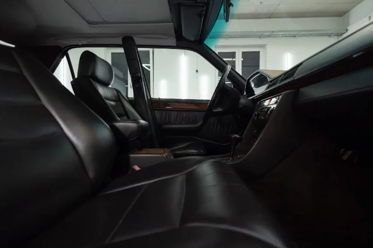 Intensiv gereinigter Innenraum eines Mercedes Benz Oldtimer