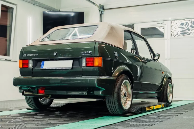 Strahlender VW Golf Cabrio nach Fahrzeugaufbereitung in Stuttgart