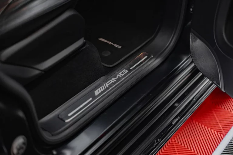 Gereinigte AMG-Einstiegsleiste nach professioneller Innenraumaufbereitung in Stuttgart