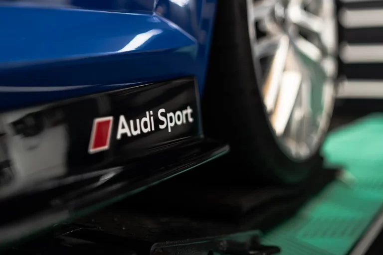 Audi Sport Schriftzug am Seitenschweller nach professioneller Autoaufbereitung in Stuttgart