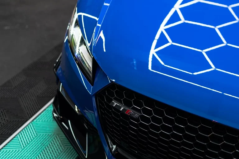 Frontansicht des Audi TT RS mit glänzendem Lack nach Autoaufbereitung in Stuttgart