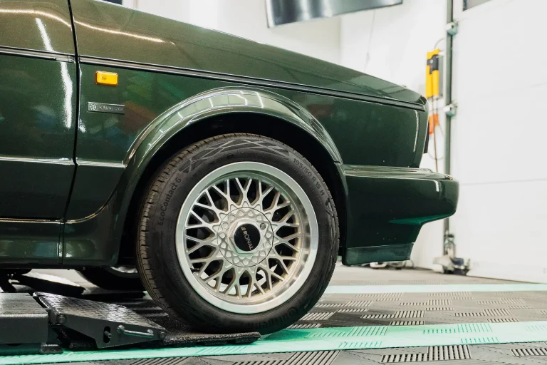 Die Oldtimer Aufbereitung in Stuttgart von Fahrzeugpflege Faude hilft diesen alten Golf in Wert zu erhalten